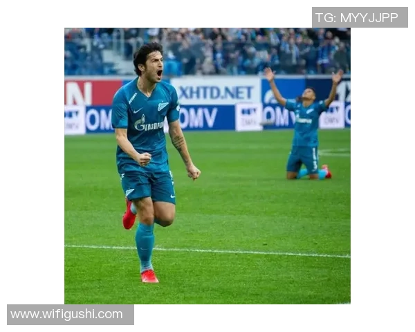 足球明星的辉煌历程与场上风采解析，探寻他们背后的故事与成就